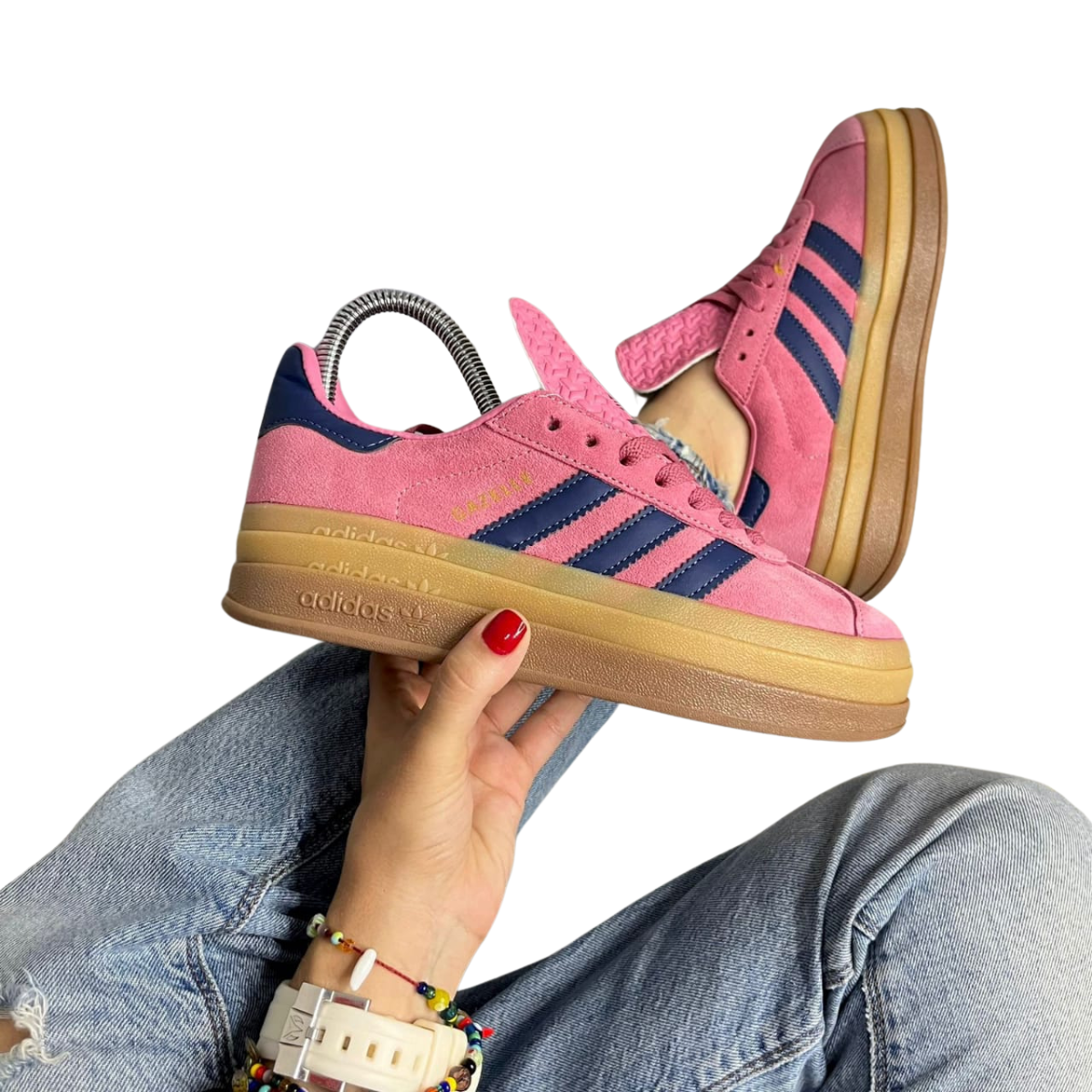 ADIDAS GAZELLE BOLD MUJER PLATAFORMA: El Estilo Elevado que Necesitas Las ADIDAS GAZELLE BOLD MUJER PLATAFORMA son una opción única para quienes buscan combinar la comodidad de unas zapatillas clásicas con un toque de altura y estilo moderno. En Onlineshoppingcenterg, te ofrecemos una variedad de colores y modelos para que encuentres las Adidas Gazelle Bold Mujer Plataforma perfectas para ti.  ¿Por Qué Elegir ADIDAS GAZELLE BOLD MUJER PLATAFORMA? Las ADIDAS GAZELLE BOLD MUJER PLATAFORMA no son solo unas zapatillas comunes; son un símbolo de moda que ofrece lo mejor de dos mundos: el diseño icónico de las Adidas Gazelle con la innovación de una suela plataforma.  Características Destacadas Estilo Elevado: Con su suela gruesa, las ADIDAS GAZELLE BOLD MUJER PLATAFORMA te dan la altura que buscas sin sacrificar la comodidad.  Variedad de Colores: Disponibles en tonos como el Adidas Gazelle Bold Pink, el Adidas Gazelle Bold verde, y el clásico Adidas Gazelle Bold beige, para que encuentres el color que mejor complemente tu estilo.  Comodidad y Calidad: Con materiales de alta calidad y un diseño pensado para el uso diario, estas zapatillas son perfectas para cualquier ocasión.  ¿Dónde Comprar ADIDAS GAZELLE BOLD MUJER PLATAFORMA? En Onlineshoppingcenterg, ofrecemos una amplia selección de ADIDAS GAZELLE BOLD MUJER PLATAFORMA en Colombia. Ya sea que prefieras los tonos suaves del Gazelle Bold rosa o algo más atrevido como el Gazelle Bold verde, tenemos lo que buscas.